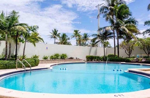 Hollywood South Central Beach Condo | Beautiful ocean view condo steps from beach 2/2