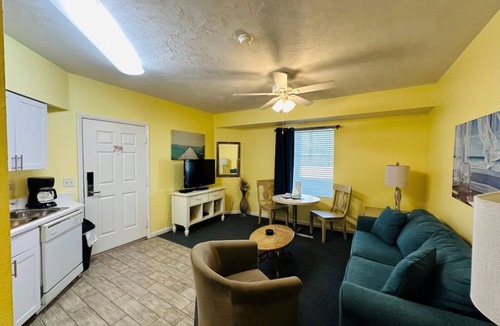 Seabreeze Historic District Resort | Beautiful Ocean Walk 2bed/2bath Lock Off. in Daytona Beach, FL!n