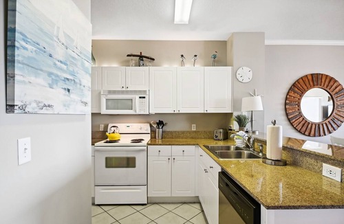 Frangista Beach Condo | 🌊Beautiful Peek of the Gulf~Pools~Walk2Beach~On the Beach🌊