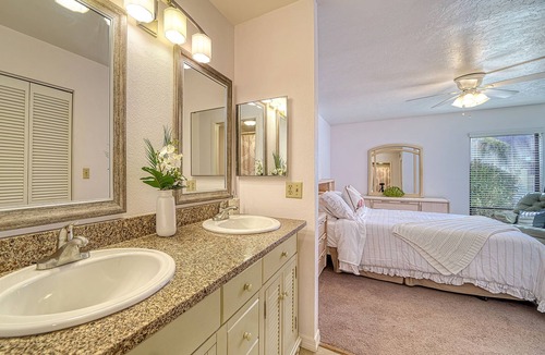Gulf Gate Estates Condo | Beautiful remodeled condo minutes away from Siesta Key!