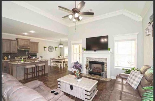 Byron Villa | Beautiful Spacious Farmhouse Home W/ outdoor space