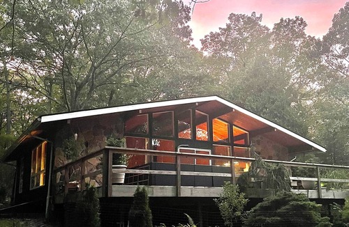 Dingmans Ferry Ski Chalet | Beautiful Swiss Chalet w/giant deck space & pristine property - 1.5hrs from NYC