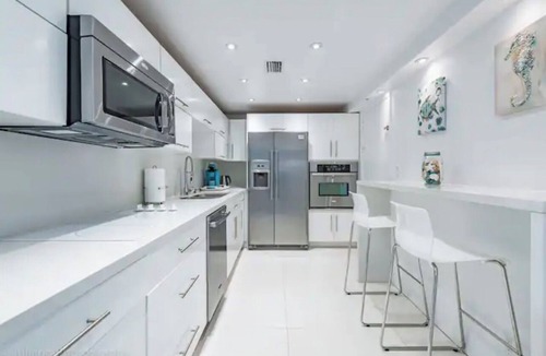 Hollywood South Central Beach Condo | Beautiful Vacation Rental Directly on beach