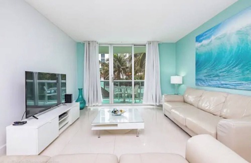 Hollywood South Central Beach Condo | Beautiful Vacation Rental Directly on beach