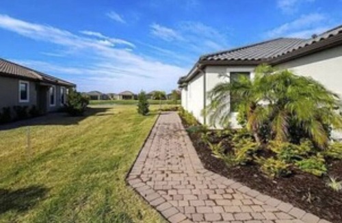 Braden River Villa | Beautiful Villa Esplanade at Azario