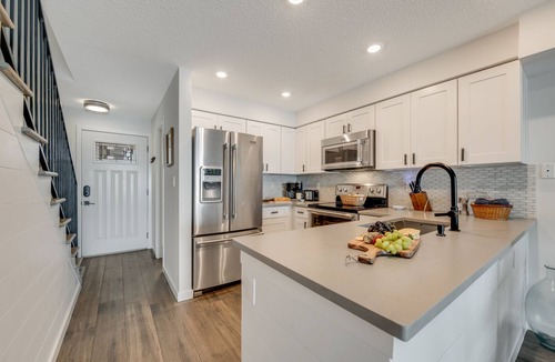 Crescent Beach House | Beautiful Waterfront Sanctuary plus 2 free Kayaks & steps front the beach