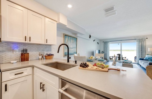 Crescent Beach House | Beautiful Waterfront Sanctuary plus 2 free Kayaks & steps front the beach