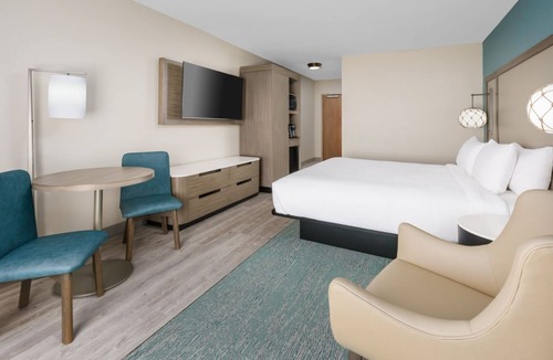 Marathon House | Best for Couples! Convenient Room w/ King Bed, FREE Breakfast, Outdoor Pool