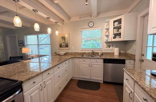 Ringling Park House | Best SRQ Location> Trolley to Beach, Walk Downtown. Bike Legacy Trail, Pets OK.