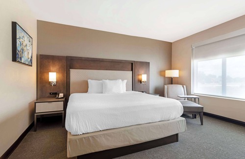 Warner Robins Hotel | Best Western Plus Executive Residency Rigby's Water World Hotel