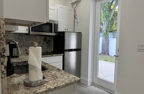 Pinecrest West Park Apartment | Blossom Suite by Tampa Bay Hotspots & Airport!