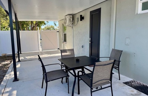 Pinecrest West Park Apartment | Blossom Suite by Tampa Bay Hotspots & Airport!