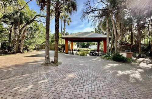 Homosassa House | BlueMoon lodge. Resort style getaway on the water. Close to everything 40 acre.