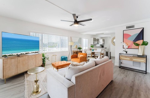 Boca Raton Apartment | Boca Waterfront Oasis: Bright Corner Unit – Walk to Beach