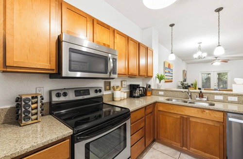 Gainesville Condo | Boho Chic Gated Condo – 2 King Suites, Community Pool, Near UF & Shands
