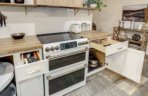 Orange City House | Boho Cottage by Blue Springs- 3 Bedrooms- 6 guests