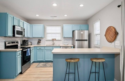 Charleston House | Boho SoCo- 8 mins to Credit One, 20 mins to DTWN