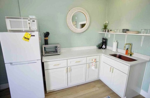 Smith's Memento Apartment | BOHO Vibes! Walk 2 Beach & Ocean Center! Pets OK
