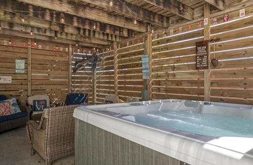 El Centro Beach Apartment | Bombastic Beach Home, HOT TUB, 8min WALK to Beach