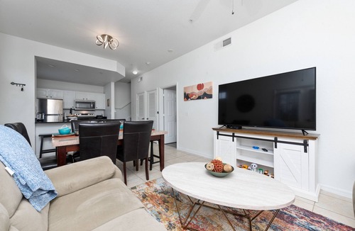 Kissimmee Cottage | Book 5 nights get 6. ¡Near Disney! Hotelstyle beds
