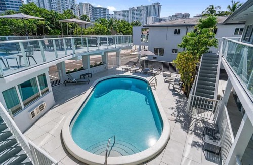 Galt Mile Hotel | Botanica ADA King Suite at Ocean Blvd