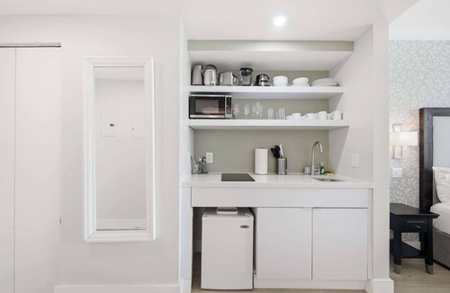 Coconut Grove Condo | Boutique Coconut Grove Residences by Ilios Rentals
