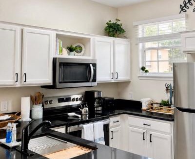 Windwood Bay Apartment | Brand New! Bright & Cozy Family Getaway by Disney!