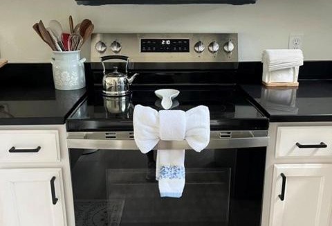 Windwood Bay Apartment | Brand New! Bright & Cozy Family Getaway by Disney!