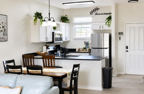 Windwood Bay Apartment | Brand New! Bright & Cozy Family Getaway by Disney!