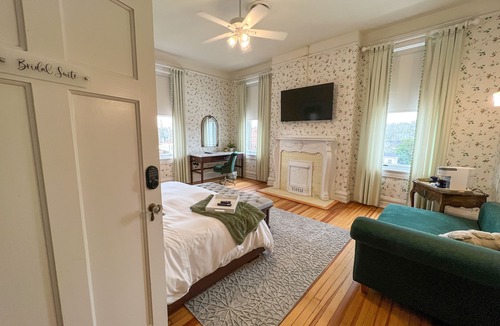 LaGrange House | Bridal Suite - King room with bath and bistro