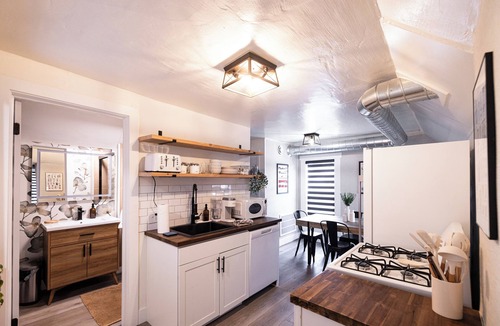 Westside Connection Apartment | Bridge St Beauty, Brunch & Bars [4 Beds 1 Bath]