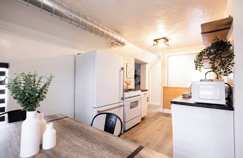 Westside Connection Apartment | Bridge St Beauty, Brunch & Bars [4 Beds 1 Bath]