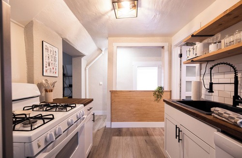 Westside Connection Apartment | Bridge St Beauty, Brunch & Bars [4 Beds 1 Bath]