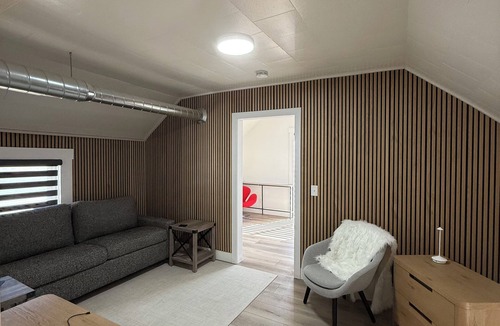 Westside Connection Apartment | Bridge St Beauty, Brunch & Bars [4 Beds 1 Bath]