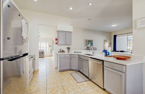 Chatham Park House | Bright 3BR pool home with screened lanai, Jacuzzi & near Disney parks