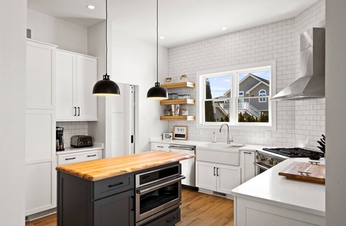 Stone Harbor House | Bright and spacious, this 5 bedroom 5.1 bath seashore home is conveniently located off the downtown of Stone Harbor’s exclusive shopping district…