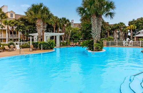 Baytowne Wharf Apartment | Bright & cozy coastal condo with shared pools, hot tubs, fast WiFi & central AC