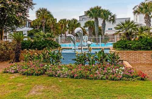 Baytowne Wharf Apartment | Bright & cozy coastal condo with shared pools, hot tubs, fast WiFi & central AC