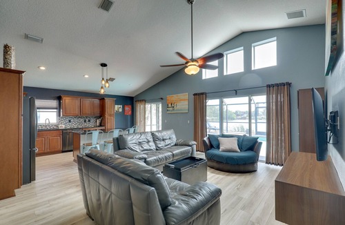 Lakeview Village House | Bright Getaway w/Ski Lake, 11 Miles to Dtwn Tampa