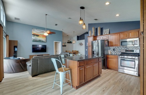 Lakeview Village Cottage | Bright Getaway w/Ski Lake, 11 Miles to Dtwn Tampa