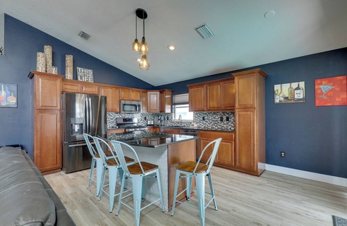 Lakeview Village Cottage | Bright Getaway w/Ski Lake, 11 Miles to Dtwn Tampa