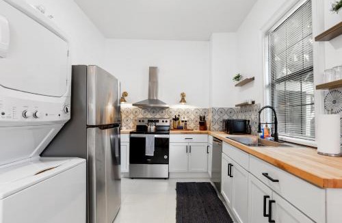Metropolitan Apartment | Bright Historic Home, Recently Renovated, Near Downtown, SCAD, & Starland Yard