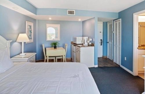 Ormond Beach Hotel | Bright King Room w/City Views – Walk to Everything from This Urban Gem