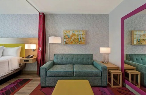 West Palm Beach Hotel | Bright King Studio w/Breakfast & Outdoor Pool, 1.8mi Armory Art Center WPB