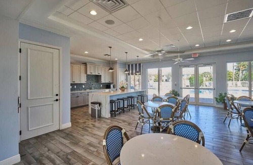 Rural Estates Condo | Bright Lakeview Condo in Richmond Park with Garage