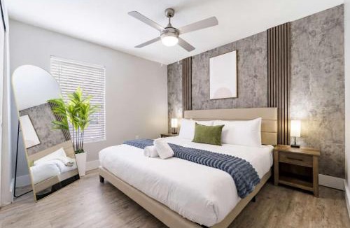 Beach Park Apartment | Bright & Modern Tampa Stay 2 King Beds & Pool