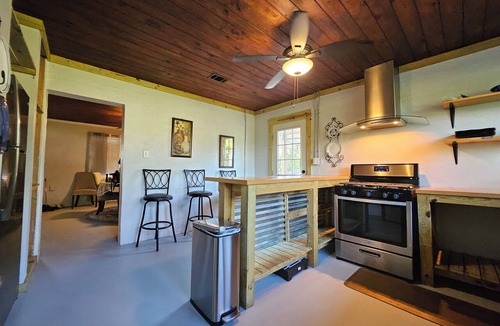 Lakeland House | Bright & Spacious Living – Modern Amenities in a Peaceful Lakeland Neighborhood