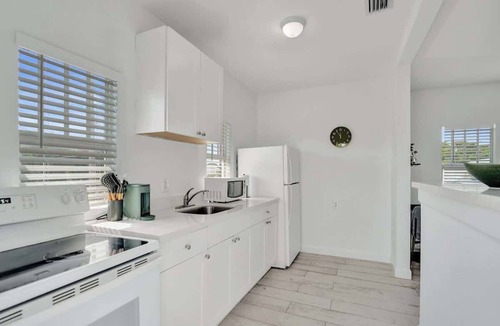 Mango Groves Apartment | Bright Studio Retreat w/Kitchen at Lake Worth