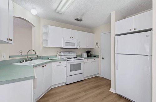 The Villages Villa | Bright & Stylish 2/2 Courtyard Villa with Fenced Backyard Oasis – Prime Location