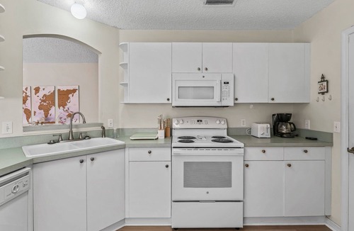 The Villages Villa | Bright & Stylish 2/2 Courtyard Villa with Fenced Backyard Oasis – Prime Location